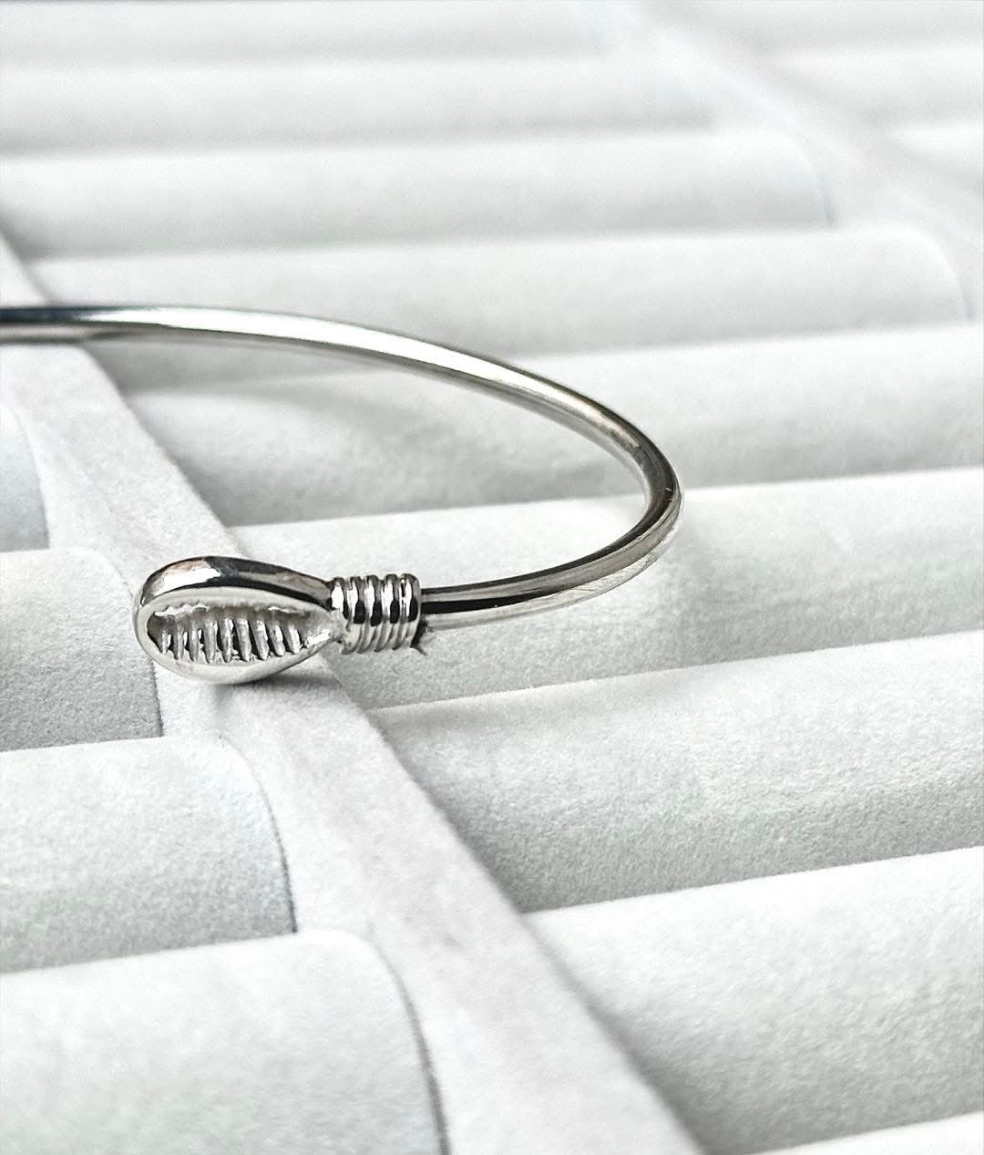 Bracelet Jonc Ouvert – Argent, Cauri & Baobab